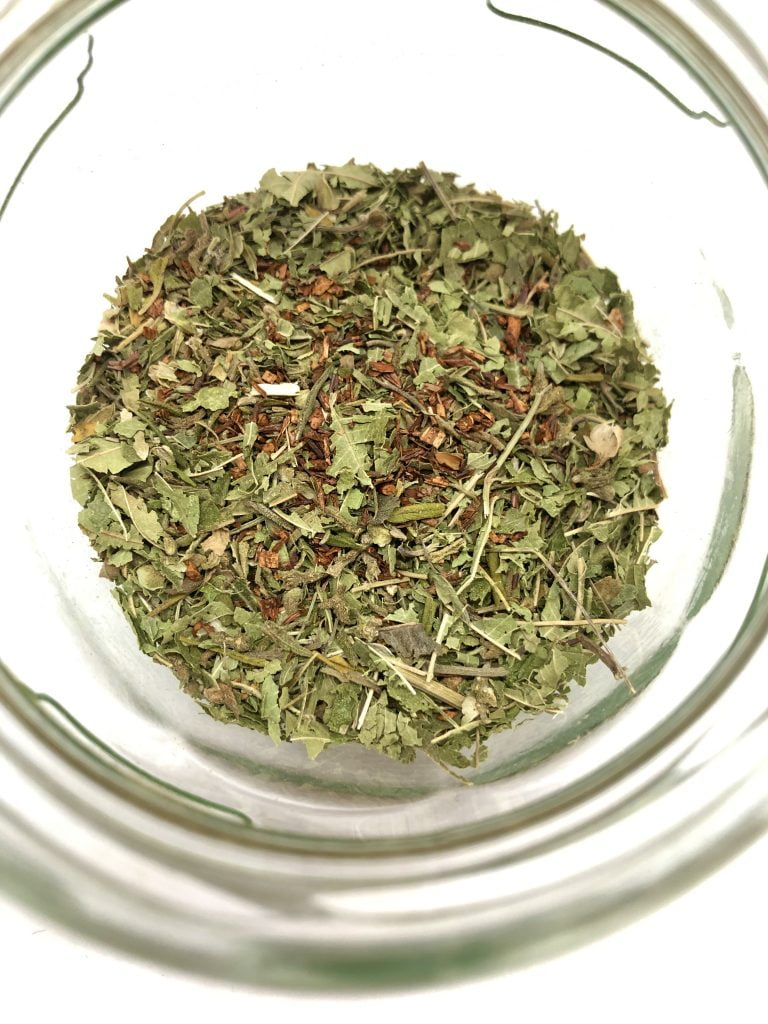 Mezcla de hierbas cañamo secas en frasco Mezcla de hierbas cañamo secas en frasco